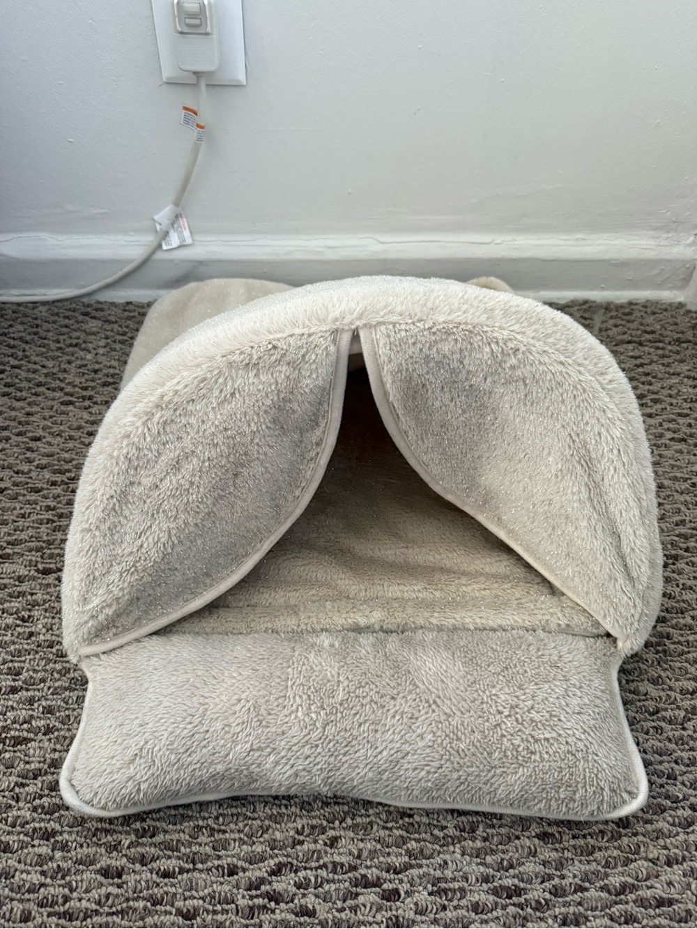 Plush Cream Pet Cave Bed - Cozy Hideaway